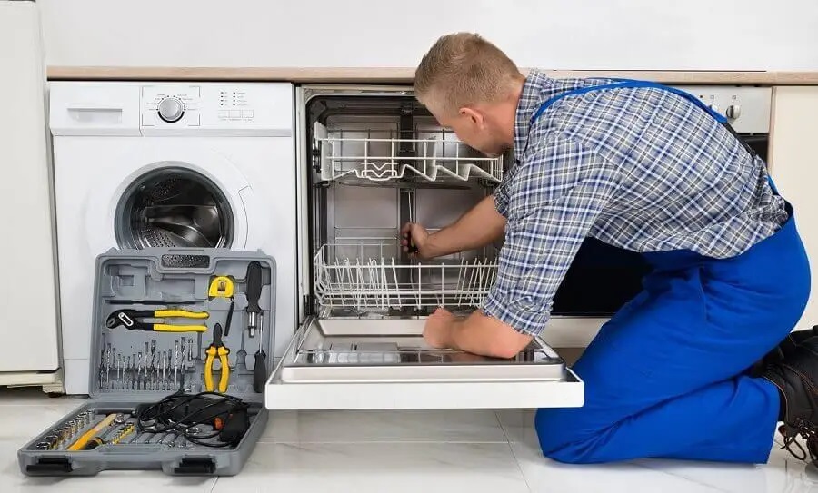 Menemen Sharp servisi teknisyen ekibi beyaz eşya tamiri yaparken